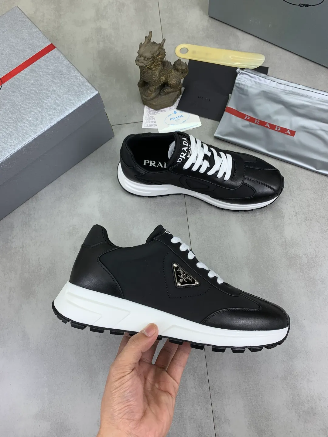 Men's men's shoes 💰P560💰[New model] The top version is available on the official website, 🆘 The trendy brand (Prada) mainly promotes the popular style, avant-garde and versatile fashionable men's shoes, private version mold opening, cowhide surface splicing 1:1 replica... Fashion is simple, original imported cowhide and lining cowhide feet; the atmosphere and personality are more fashionable, eye-catching and pursuing class. It will subvert the old idea and be a must-have for fashion trendsetters with you! Must keep for yourself ! Tall and comfortable, large and low, high-end quality workmanship. The new high-end outsole on the official website. Size: 38-45. Available in black and white.